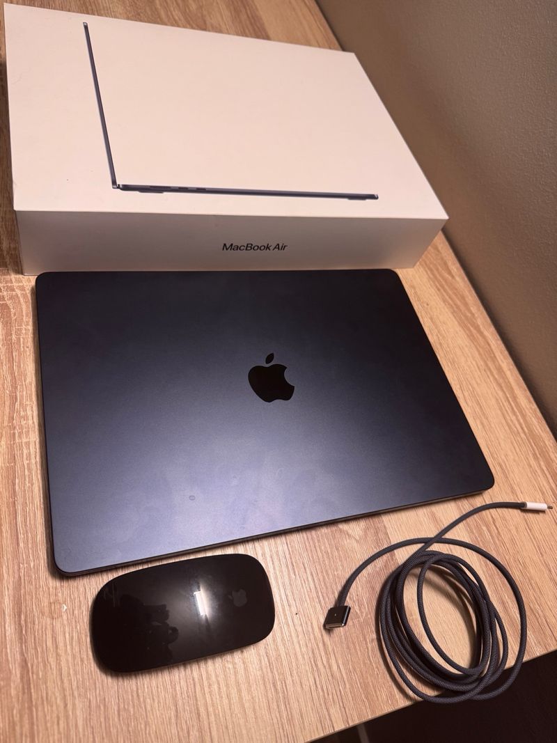 MacBook Air M4  Raton apple y cable cargador.