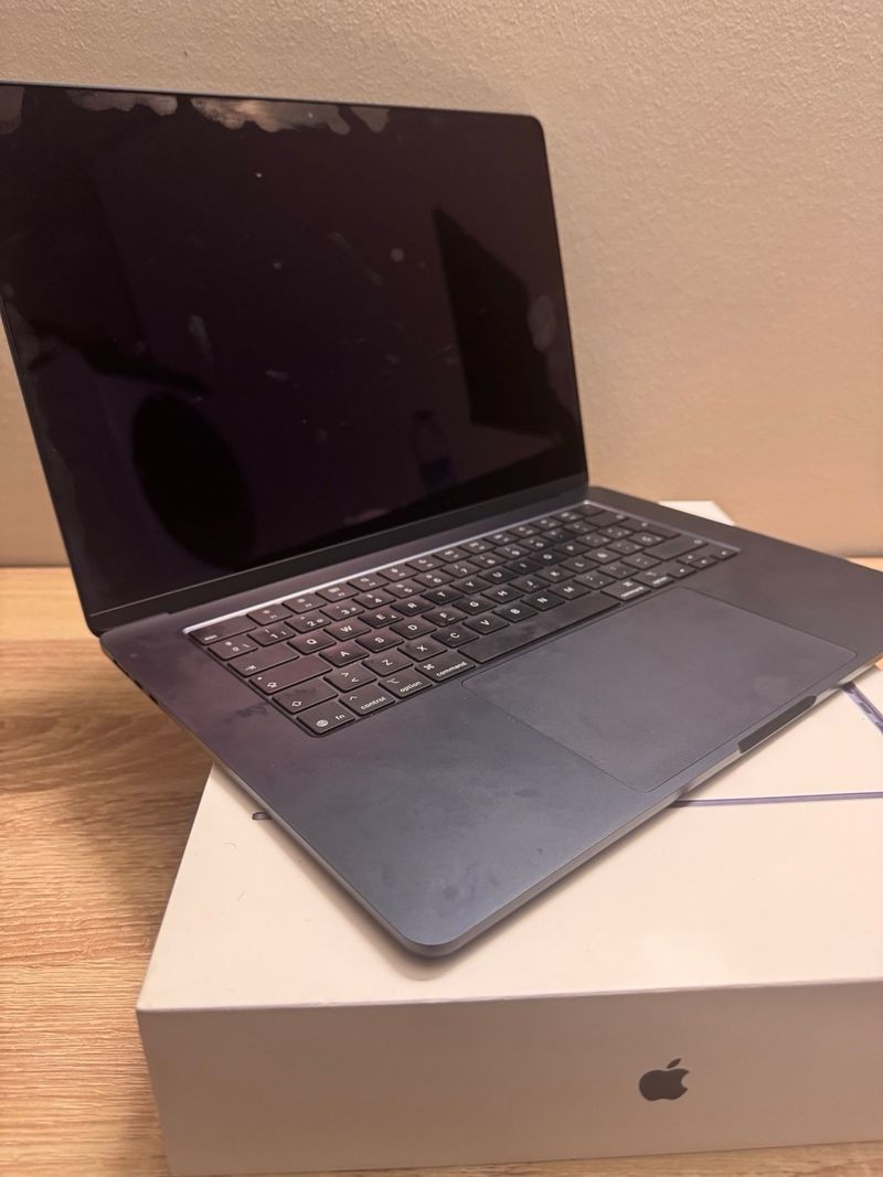 MacBook Air M4  Raton apple y cable cargador. afbeelding 2