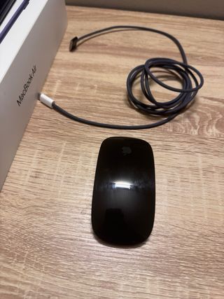 MacBook Air M4  Raton apple y cable cargador.