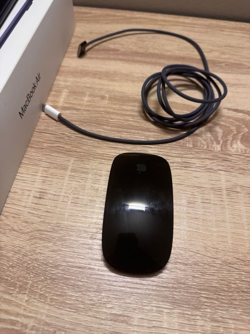 MacBook Air M4  Raton apple y cable cargador. afbeelding 3