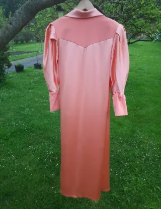 Vestido midi satén naranja pastel coral