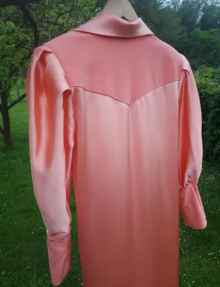 Vestido midi satén naranja pastel coral