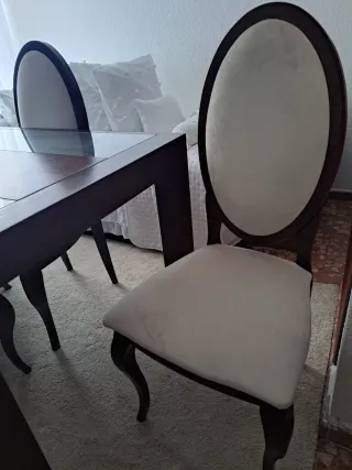 Mesa de comedor de madera con 4 sillas