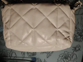 Bolso Stradivarius crema acolchado