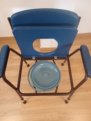 Silla de baño con asiento y respaldo
