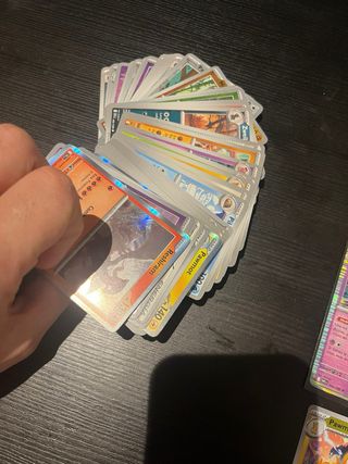 75 Cartas Pokémon + Empaque Booster