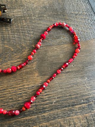 Catenina occhiali fatta a mano perle rosse