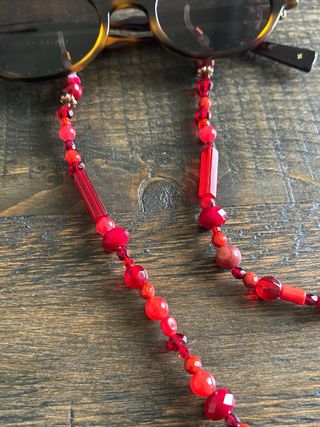 Catenina occhiali fatta a mano perle rosse