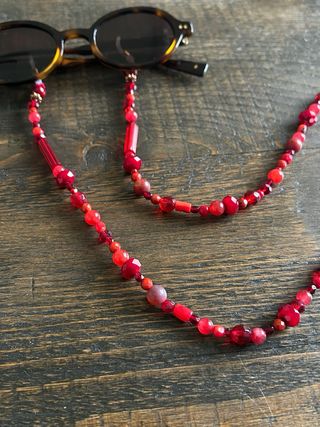 Catenina occhiali fatta a mano perle rosse