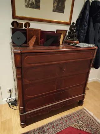 Cómoda antigua de madera