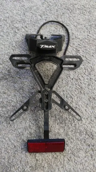 Portamatrículas TMAX