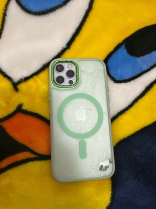 iPhone Verde con Pantalla Rota i y el trasero roto