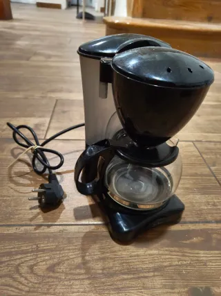 Cafetera de goteo negra