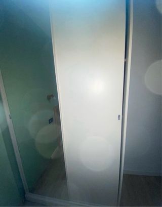 Armario blanco con puertas de espejo