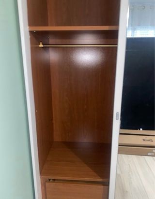 Armario blanco con puertas de espejo