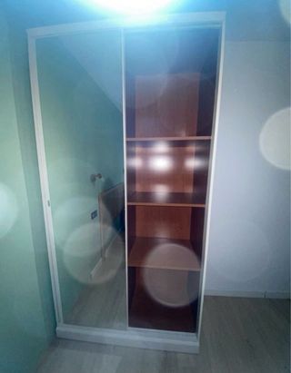 Armario blanco con puertas de espejo