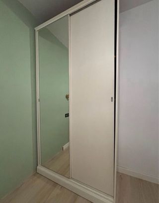 Armario blanco con puertas de espejo