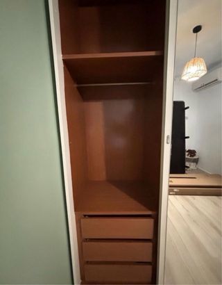 Armario blanco con puertas de espejo