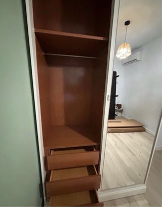 Armario blanco con puertas de espejo