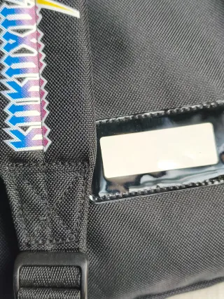 Mochila negra con diseño de vaca rockera