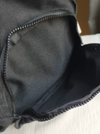 Mochila negra con diseño de vaca rockera