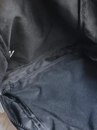 Mochila negra con diseño de vaca rockera