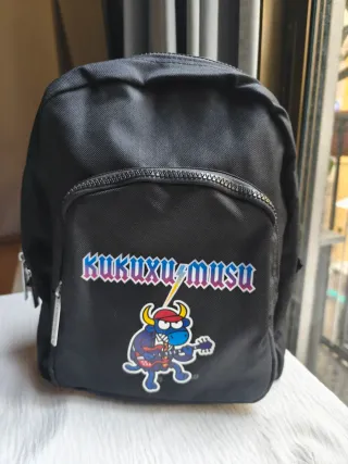 Mochila negra con diseño de vaca rockera