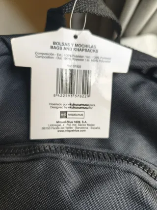 Mochila negra con diseño de vaca rockera