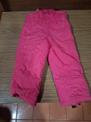 Mono de esquí rosa para niña y pantalón beige