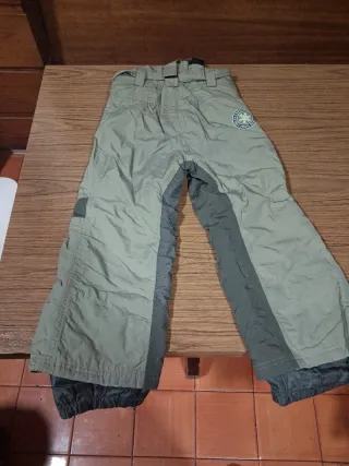 Mono de esquí rosa para niña y pantalón beige