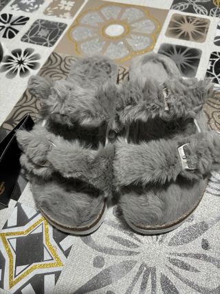 Zapatillas grises peludas