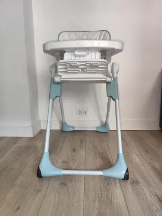 Trona plegable con mesita extraíble