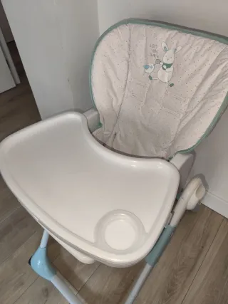 Trona plegable con mesita extraíble