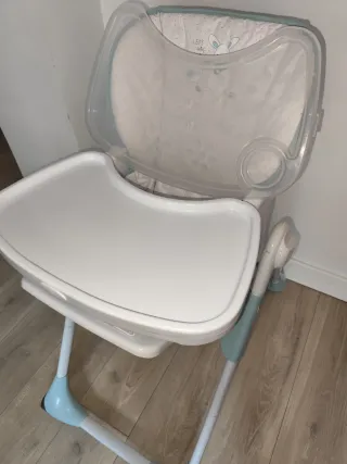 Trona plegable con mesita extraíble