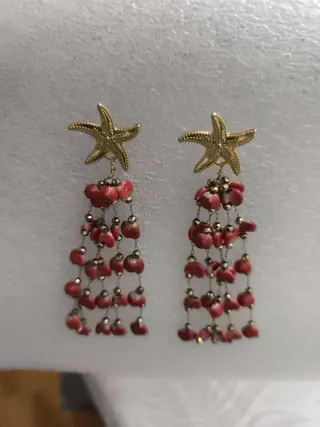Pendientes estrella de mar con coral rojo