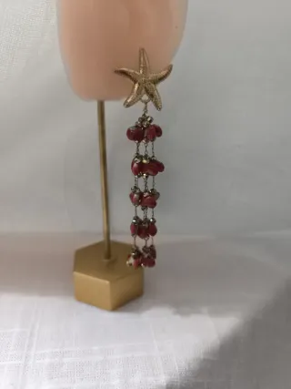 Pendientes estrella de mar con coral rojo