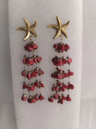 Pendientes estrella de mar con coral rojo