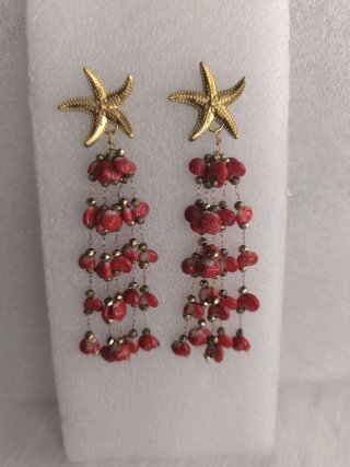 Pendientes estrella de mar con coral rojo