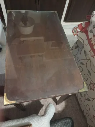 Mesa de caoba con tapa de cristal