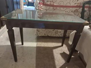 Mesa de caoba con tapa de cristal