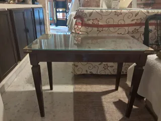 Mesa de caoba con tapa de cristal