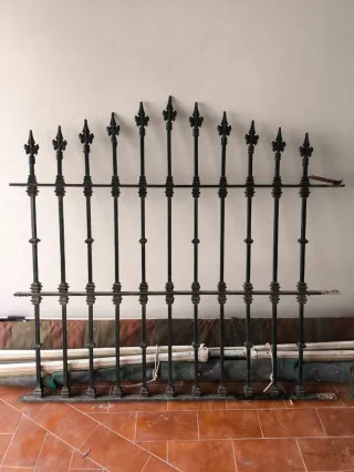 Reja y puerta hierro macizo con relieve