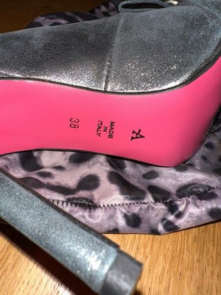 Zapatillas tacón plateadas con cadena