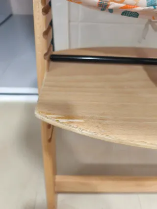 Trona de madera con cojín estampado