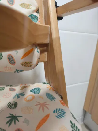 Trona de madera con cojín estampado