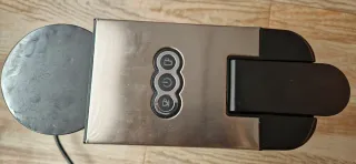 Cafetera de cápsulas y cafe naturar plateada