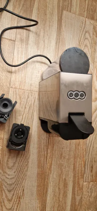 Cafetera de cápsulas y cafe naturar plateada