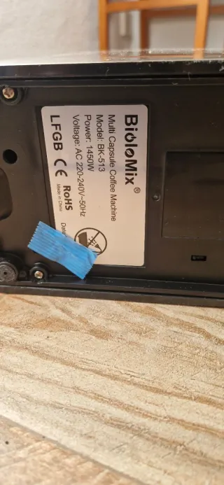 Cafetera de cápsulas y cafe naturar plateada