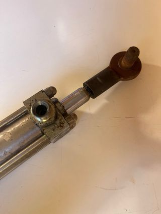 Pistón hidráulico para barco. Piloto automático