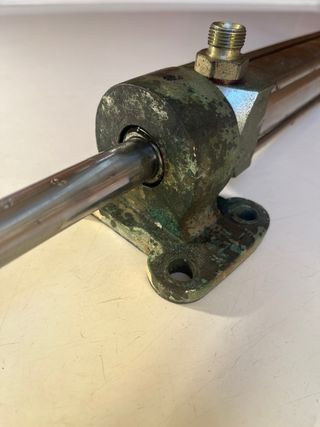 Pistón hidráulico para barco. Piloto automático